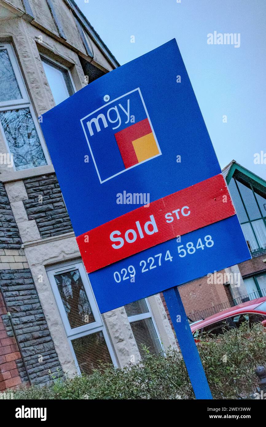 Das Schild der Immobilienmakler auf einer Reihe von britischen Häusern. Immobilienmarkt, Wohnungsmarkt, Wirtschaft. Hypotheken. Finanzen. Stockfoto