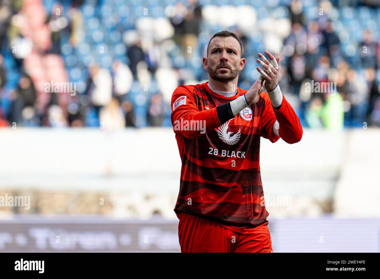 Rostock, Deutschland 27. Januar 2024: 2. BL - 2023/2024 - FC Hansa Rostock vs. SV Elversberg im Bild: Torhueter Markus Kolke (Hansa Rostock) bedankt sich bei den Fans /// DFL-Vorschriften verbieten jede Verwendung von Fotografien als Bildsequenzen und/oder Quasi-Video. /// Stockfoto