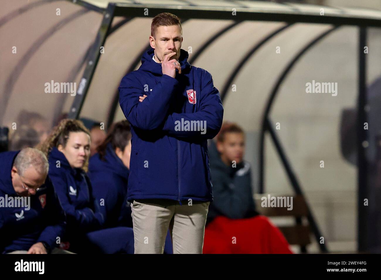 Rotterdam, Niederlande. Januar 2024. ROTTERDAM, NIEDERLANDE - 27. JANUAR: Headcoach Joran Pot vom FC Twente sieht beim Azerion Vrouwen Eredivisie Spiel zwischen Feyenoord und FC Twente am 27. Januar 2024 in Rotterdam, Niederlande (Foto: Hans van der Valk/Orange Pictures) Credit: dpa/Alamy Live News Stockfoto