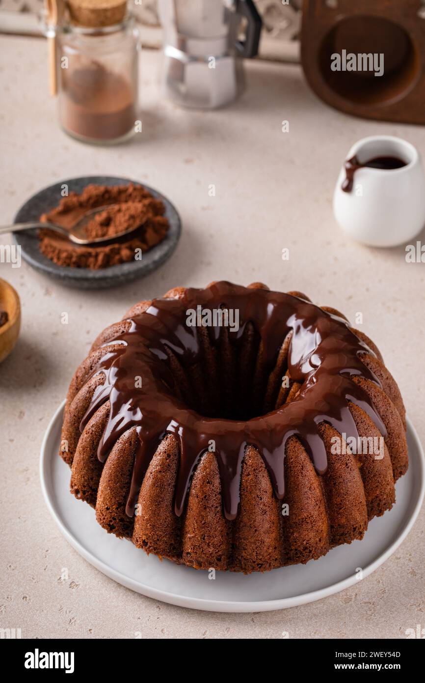 Schokoladenmarmorkuchen mit Schokoladenganache in einer Pfanne, Dessert-Idee Stockfoto