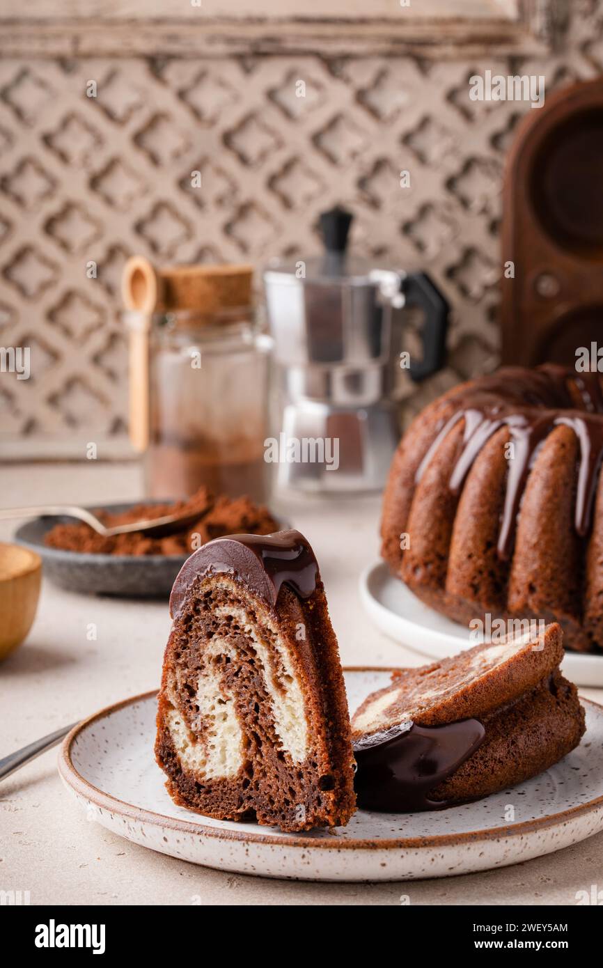 Schokoladenmarmorkuchen mit Schokoladenganache in einer Pfanne, Dessert-Idee Stockfoto
