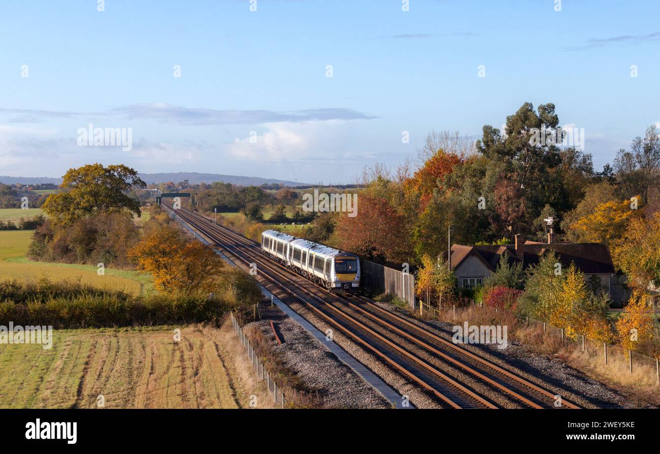 Chiltern Railways Class 168 Clubman Trains 168326 + 168322, die Charlton-on-Otmoor auf der Bicester-Verbindung der Varsity-Eisenbahnstrecke überqueren Stockfoto
