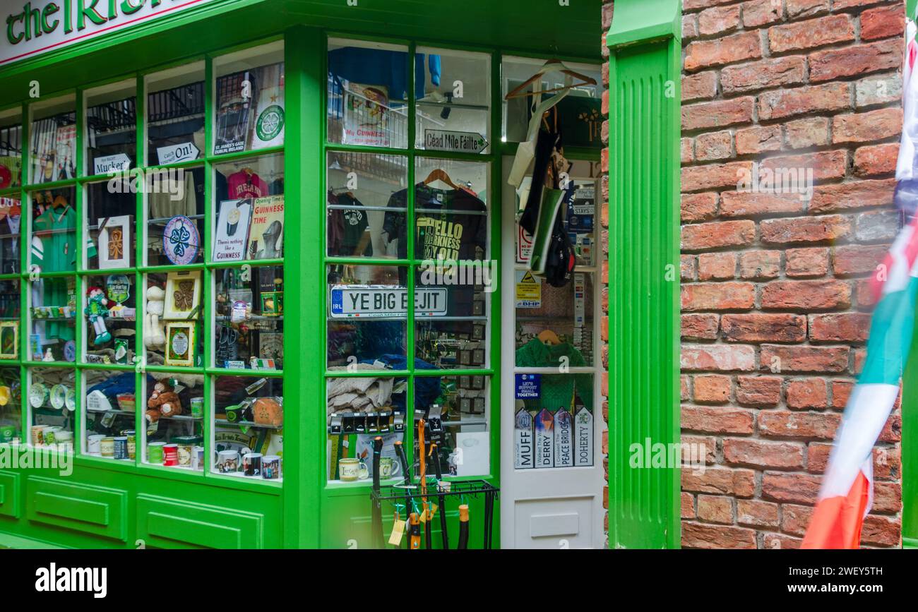 Derry City, Co Londonderry, N Ireland, 27. September 2023 - The Irish Shop in the Craft Village, Derry Stockfoto