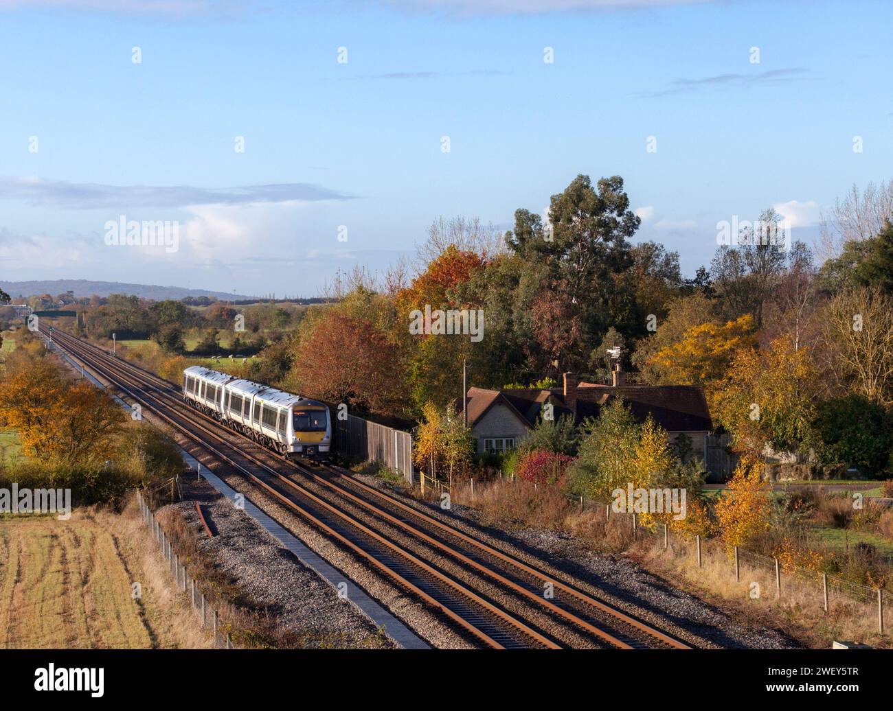 Chiltern Railways Class 168 Clubman Trains 168326 + 168322, die Charlton-on-Otmoor auf der Bicester-Verbindung der Varsity-Eisenbahnstrecke überqueren Stockfoto