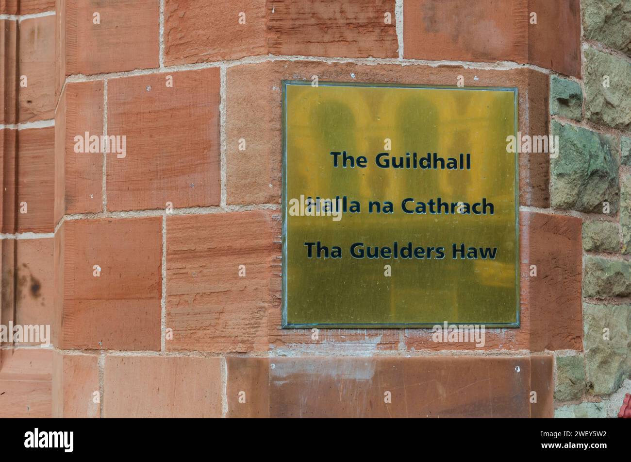 Derry City, Co Londonderry, N Ireland, 27. September 2023 - Messingtafel am Eingang von Derry Guildhall Stockfoto