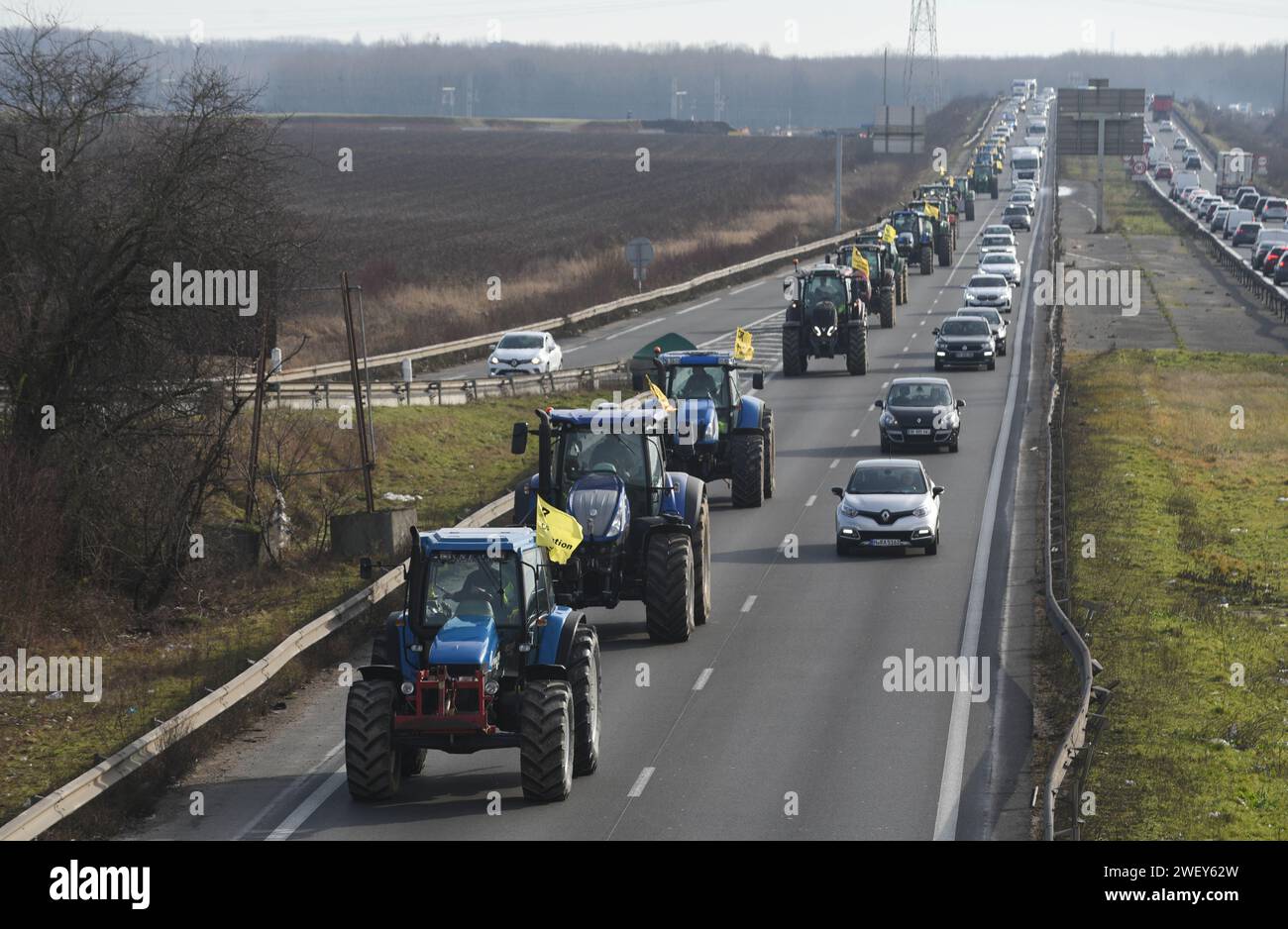 *** KEINE VERKÄUFE AN FRANZÖSISCHE MEDIEN ODER VERLAGE - RECHTE VORBEHALTEN ***27. Januar 2024 - Mitry-Mory, Frankreich: Französische Bauern der Koordination Rurale union fahren ihre Traktoren aus Protest zum Flughafen Paris CDG, während sie drohen, den Verkehr um die französische Hauptstadt zu blockieren. Die Landwirte, die über niedrige Entlohnung, Bürokratie und unfaire Importe verärgert sind, haben einen Tag nach den agrarfreundlichen Maßnahmen der Regierung gelobt, weiter zu protestieren und Verkehrsbarrikaden auf Autobahnen aufrechtzuerhalten. Stockfoto