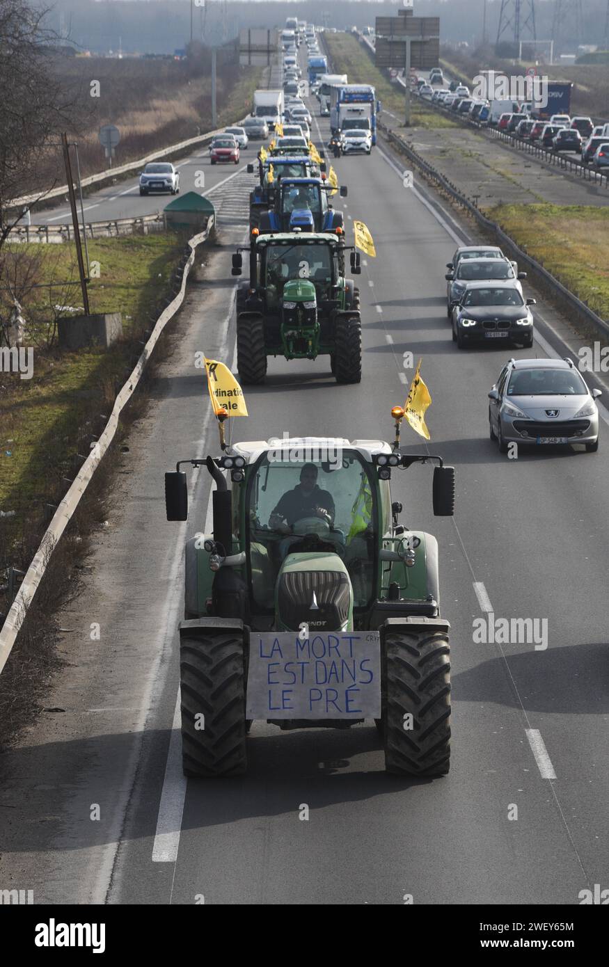 *** KEINE VERKÄUFE AN FRANZÖSISCHE MEDIEN ODER VERLAGE - RECHTE VORBEHALTEN ***27. Januar 2024 - Mitry-Mory, Frankreich: Französische Bauern der Koordination Rurale union fahren ihre Traktoren aus Protest zum Flughafen Paris CDG, während sie drohen, den Verkehr um die französische Hauptstadt zu blockieren. Die Landwirte, die über niedrige Entlohnung, Bürokratie und unfaire Importe verärgert sind, haben einen Tag nach den agrarfreundlichen Maßnahmen der Regierung gelobt, weiter zu protestieren und Verkehrsbarrikaden auf Autobahnen aufrechtzuerhalten. Stockfoto