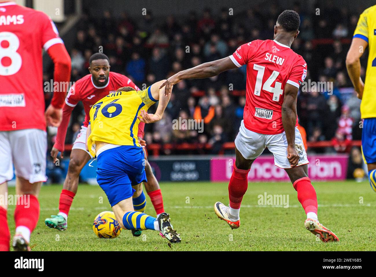 Arthur Read von Colchester United spielte mit Jordan Slew von Morecambe während des Spiels der Sky Bet League 2 zwischen Morecambe und Colchester United im Mazuma Mobile Stadium, Morecambe, am Samstag, den 27. Januar 2024. (Foto: Ian Charles | MI News) Credit: MI News & Sport /Alamy Live News Stockfoto