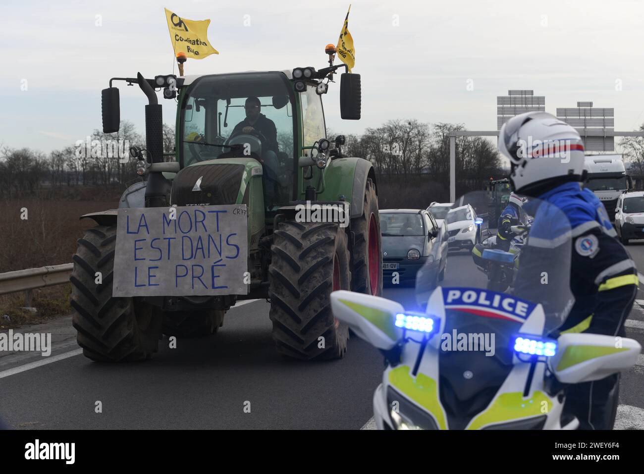 *** KEINE VERKÄUFE AN FRANZÖSISCHE MEDIEN ODER VERLAGE - RECHTE VORBEHALTEN ***27. Januar 2024 - Mitry-Mory, Frankreich: Französische Polizei begleitet Bauern während sie ihre Traktoren fahren, als Teil eines Protestes zum Flughafen Paris CDG, unter Drohungen, den Verkehr um die französische Hauptstadt zu blockieren. Die Landwirte, die über niedrige Entlohnung, Bürokratie und unfaire Importe verärgert sind, haben einen Tag nach den agrarfreundlichen Maßnahmen der Regierung gelobt, weiter zu protestieren und Verkehrsbarrikaden auf Autobahnen aufrechtzuerhalten. Stockfoto