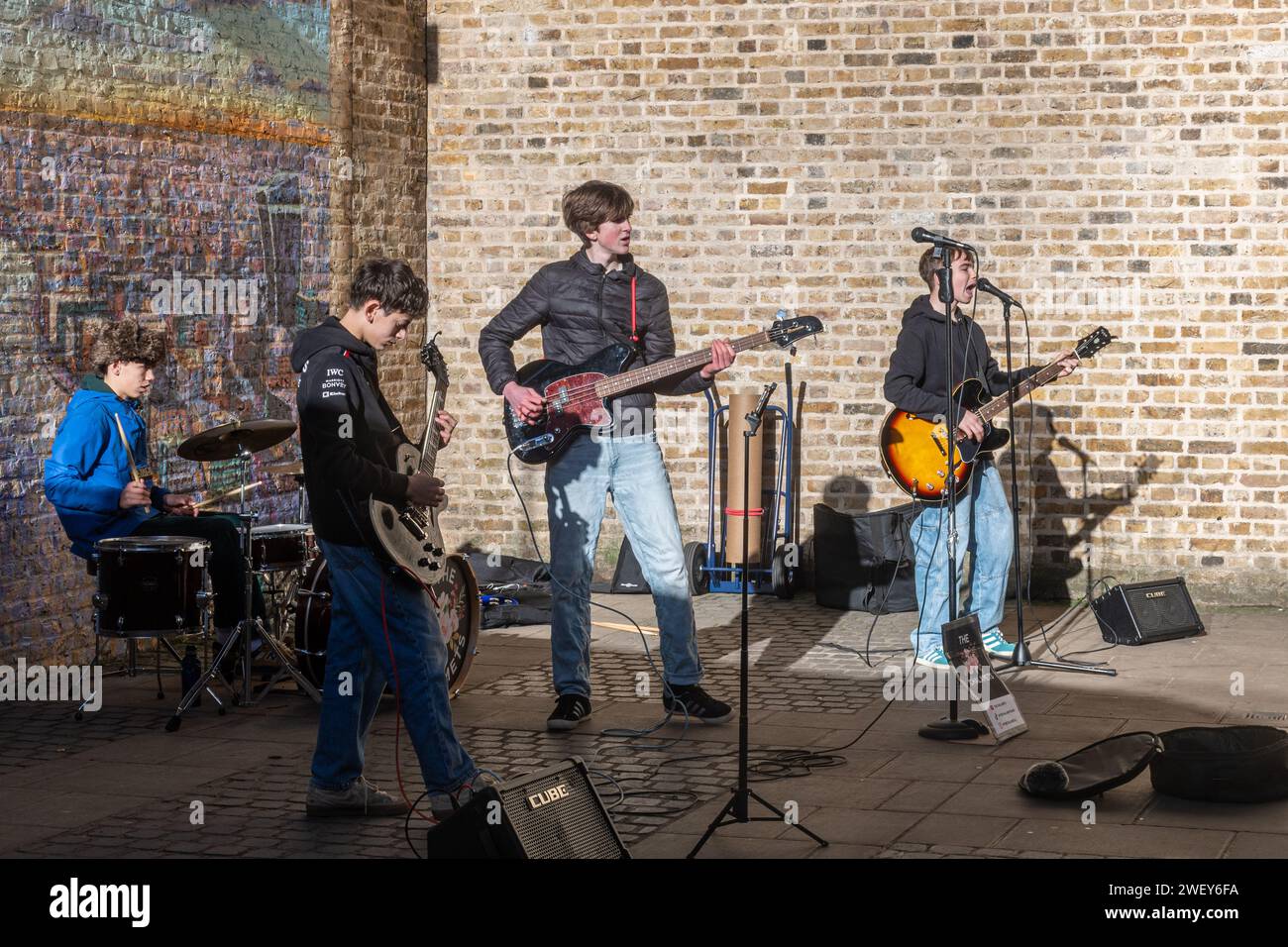 Die Band der jungen Busker-Musiker namens The Chalamets spielte Musik-Busking in South Bank London, England, Großbritannien Stockfoto