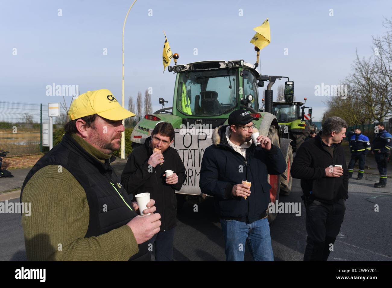 *** KEINE VERKÄUFE AN FRANZÖSISCHE MEDIEN ODER VERLAGE - RECHTE VORBEHALTEN ***27. Januar 2024 - Mitry-Mory, Frankreich: Französische Bauern der Koordination Rurale union fahren ihre Traktoren aus Protest zum Flughafen Paris CDG, während sie drohen, den Verkehr um die französische Hauptstadt zu blockieren. Die Landwirte, die über niedrige Entlohnung, Bürokratie und unfaire Importe verärgert sind, haben einen Tag nach den agrarfreundlichen Maßnahmen der Regierung gelobt, weiter zu protestieren und Verkehrsbarrikaden auf Autobahnen aufrechtzuerhalten. Stockfoto