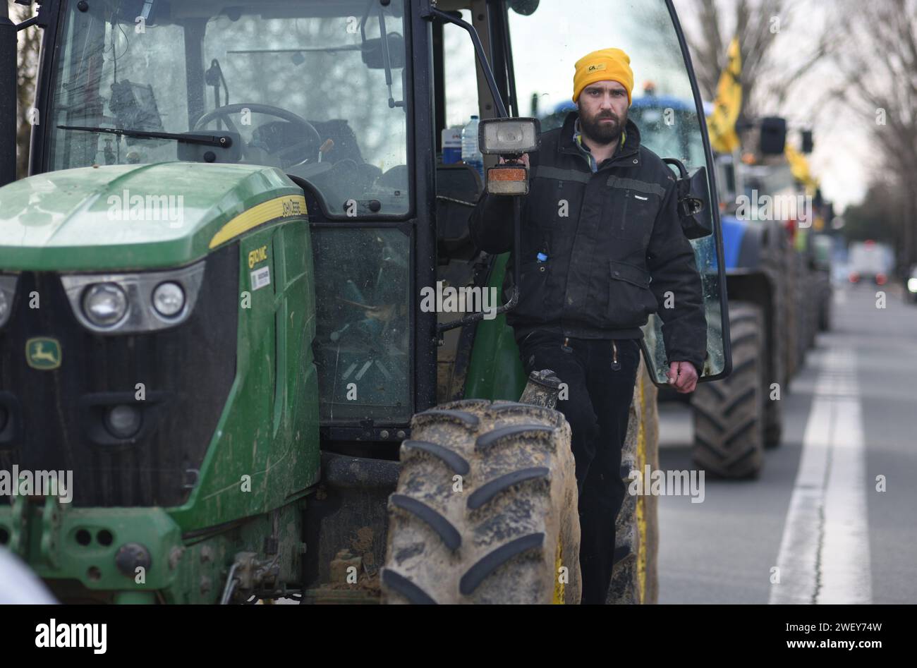 *** KEINE VERKÄUFE AN FRANZÖSISCHE MEDIEN ODER VERLAGE - RECHTE VORBEHALTEN ***27. Januar 2024 - Mitry-Mory, Frankreich: Porträt des französischen Getreideherstellers Adrien Quignot, ein 37-jähriges Mitglied der Coordination Rurale union, mit der charakteristischen gelben Mütze der union. Er fuhr seinen Traktor als Teil eines Protestes gegen den Flughafen Paris CDG, unter der Drohung, den Verkehr um die französische Hauptstadt zu blockieren. Die Landwirte, die über niedrige Entlohnung, Bürokratie und unfaire Importe verärgert sind, haben einen Tag nach den agrarfreundlichen Maßnahmen der Regierung gelobt, weiter zu protestieren und Verkehrsbarrikaden auf Autobahnen aufrechtzuerhalten. Stockfoto