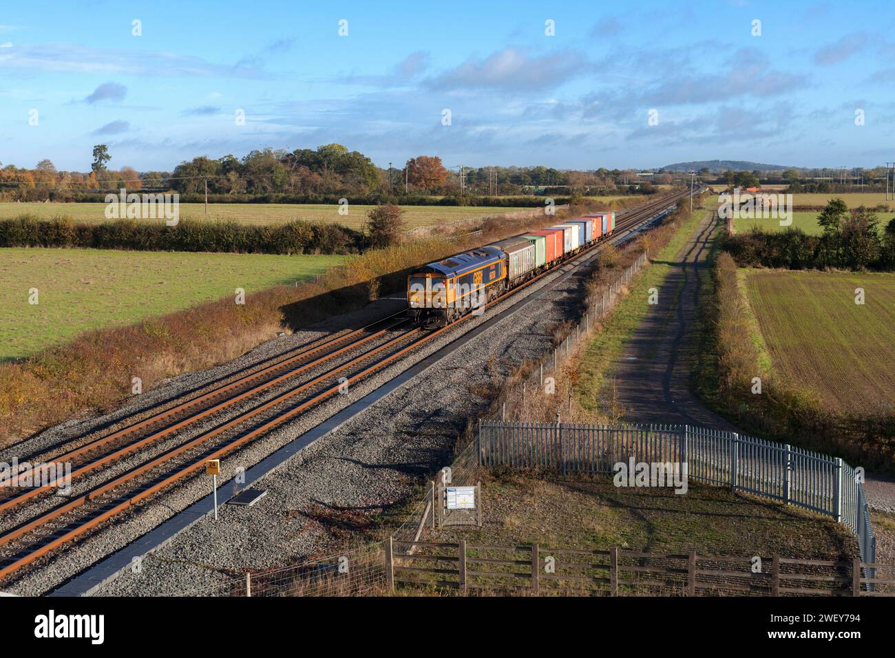 GB Railfreight-Lokomotive der Baureihe 66 66750, die einen kurzen Güterzug für das verteidigungsministerium an Charlton-on-Otmoor, Oxfordshire, Großbritannien, vorbeifuhr Stockfoto