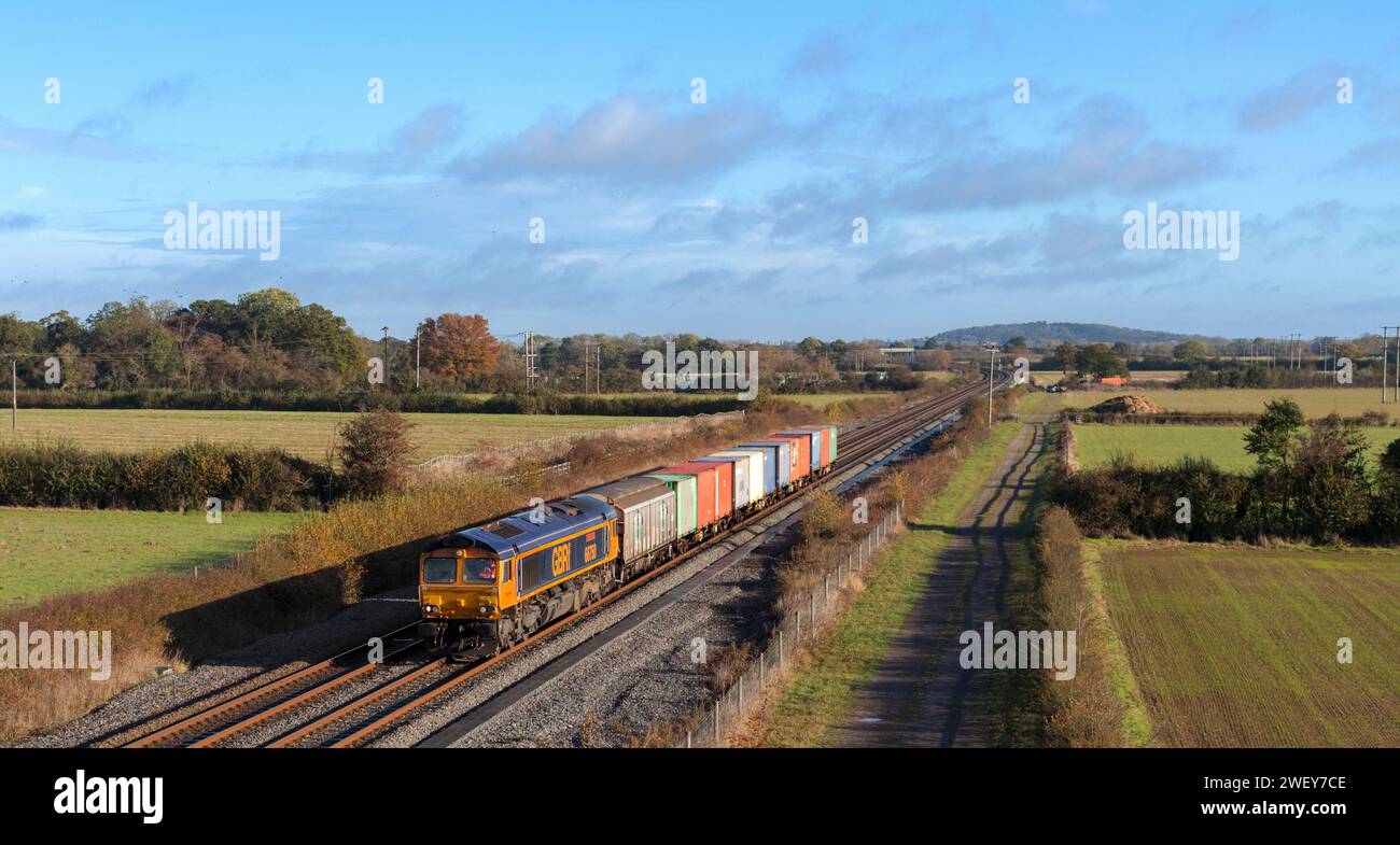GB Railfreight-Lokomotive der Baureihe 66 66750, die einen kurzen Güterzug für das verteidigungsministerium an Charlton-on-Otmoor, Oxfordshire, Großbritannien, vorbeifuhr Stockfoto