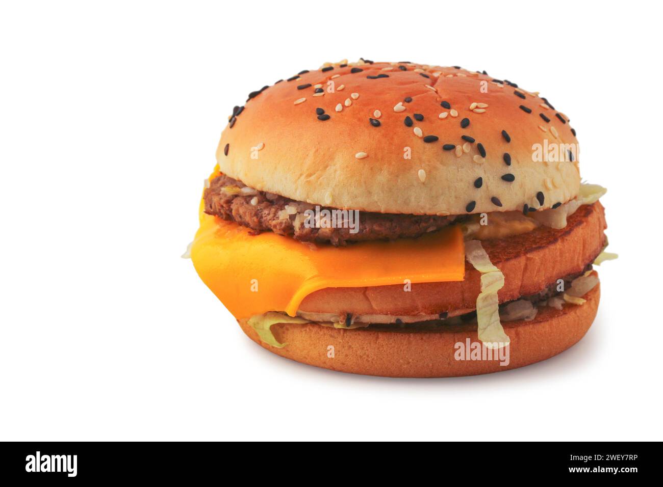 Burger mit Käse, Fleisch und Gemüse Nahaufnahme isoliert auf weißem Hintergrund Stockfoto