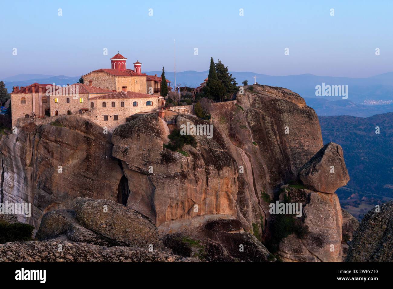 Kloster St. Stephan, ein griechisch-orthodoxes Kloster, das Teil des Komplexes der Meteora-Klöster in Thessalien, Mittelgriechenland, ist. Es wurde im 14. Jahrhundert gefunden Stockfoto