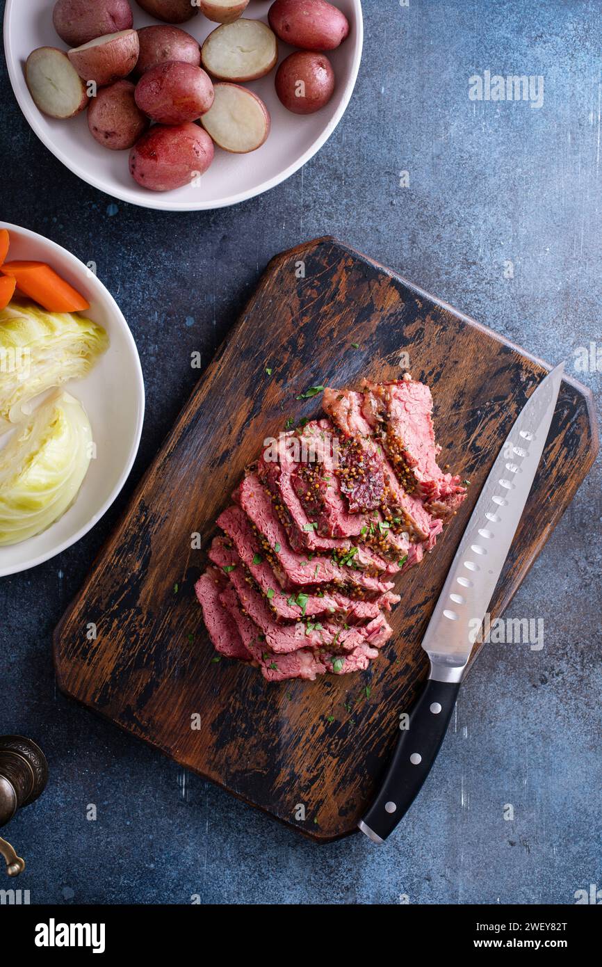 Corned Beef auf einem Schneidebrett geschnitten, traditionelles irisches Rezept für den Saint Patricks Day Stockfoto