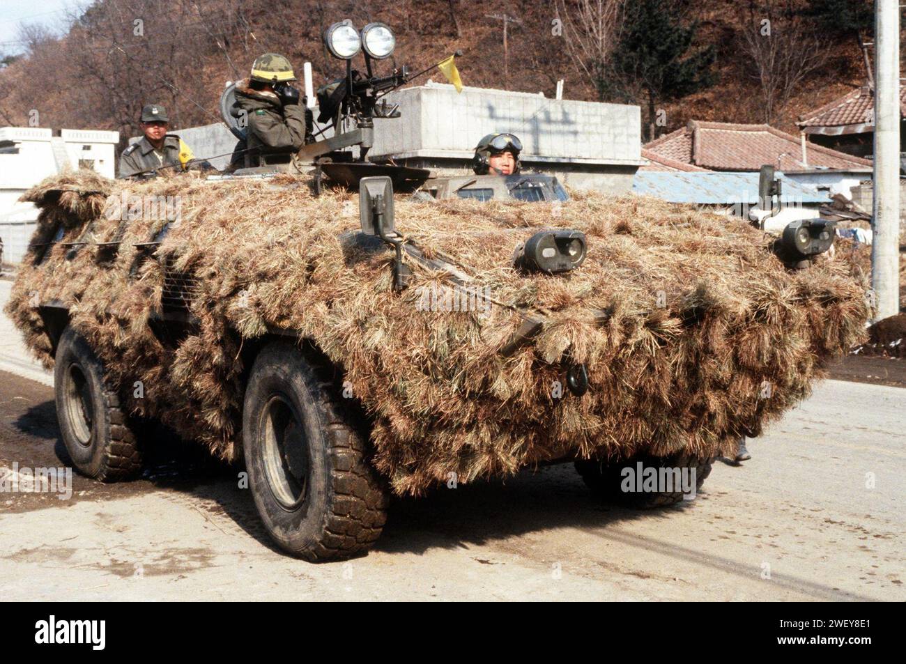 Ein gepanzertes Aufklärungsfahrzeug reist während des ÜBUNGSTEAMS SPIRIT 84 durch ein Dorf Stockfoto