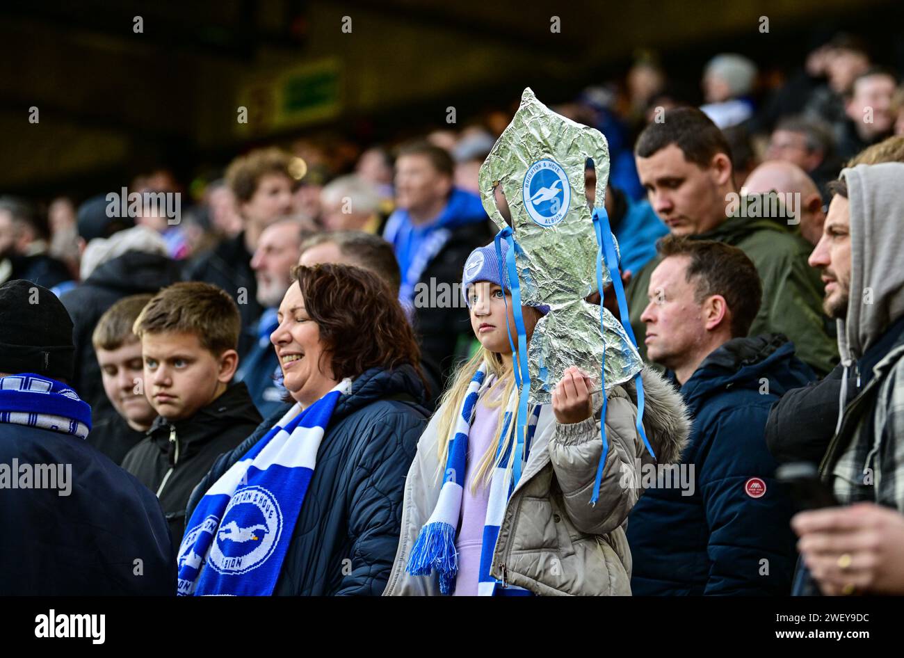 Bramall Lane, Sheffield, Großbritannien. Januar 2024. FA Cup Fourth Round Football, Sheffield United gegen Brighton und Hove Albion; Ein junger Brighton Fan hält ihr Exemplar des FA Cup Credit: Action Plus Sports/Alamy Live News Stockfoto