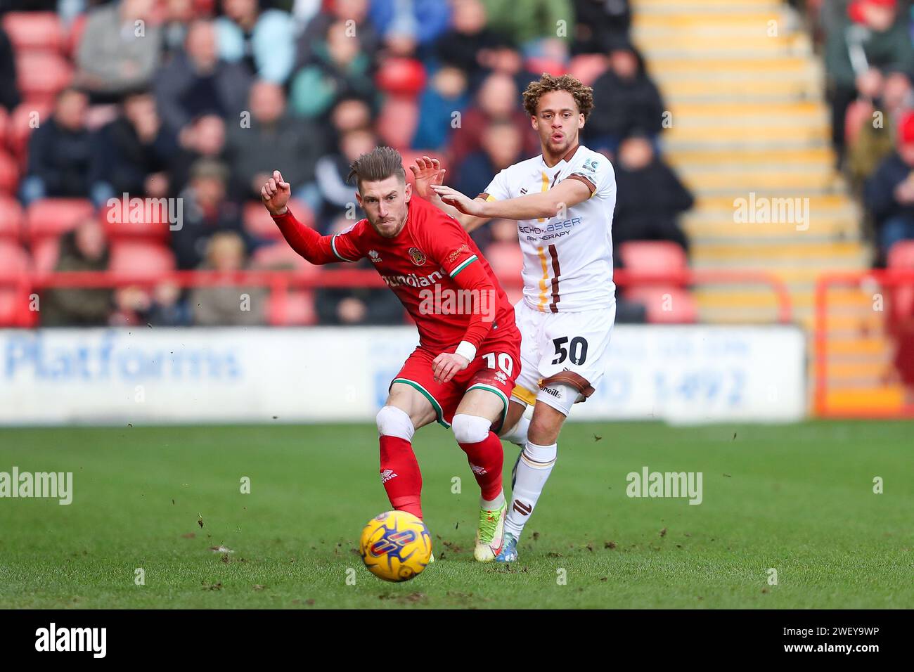 Walsalls Thomas Knowles (L) und Stephen Duke McKenna aus Sutton Utd während des Spiels der Sky Bet League 2 zwischen Walsall und Sutton United im Banks's Stadium, Walsall, am Samstag, den 27. Januar 2024. (Foto: Gustavo Pantano | MI News) Credit: MI News & Sport /Alamy Live News Stockfoto