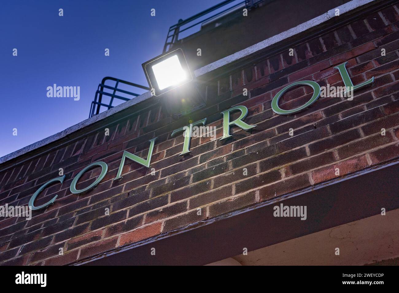 Abenddämmerung am Manchester Barton Aerodrome - City Airport Manchester - in Salford, Greater Manchester Stockfoto