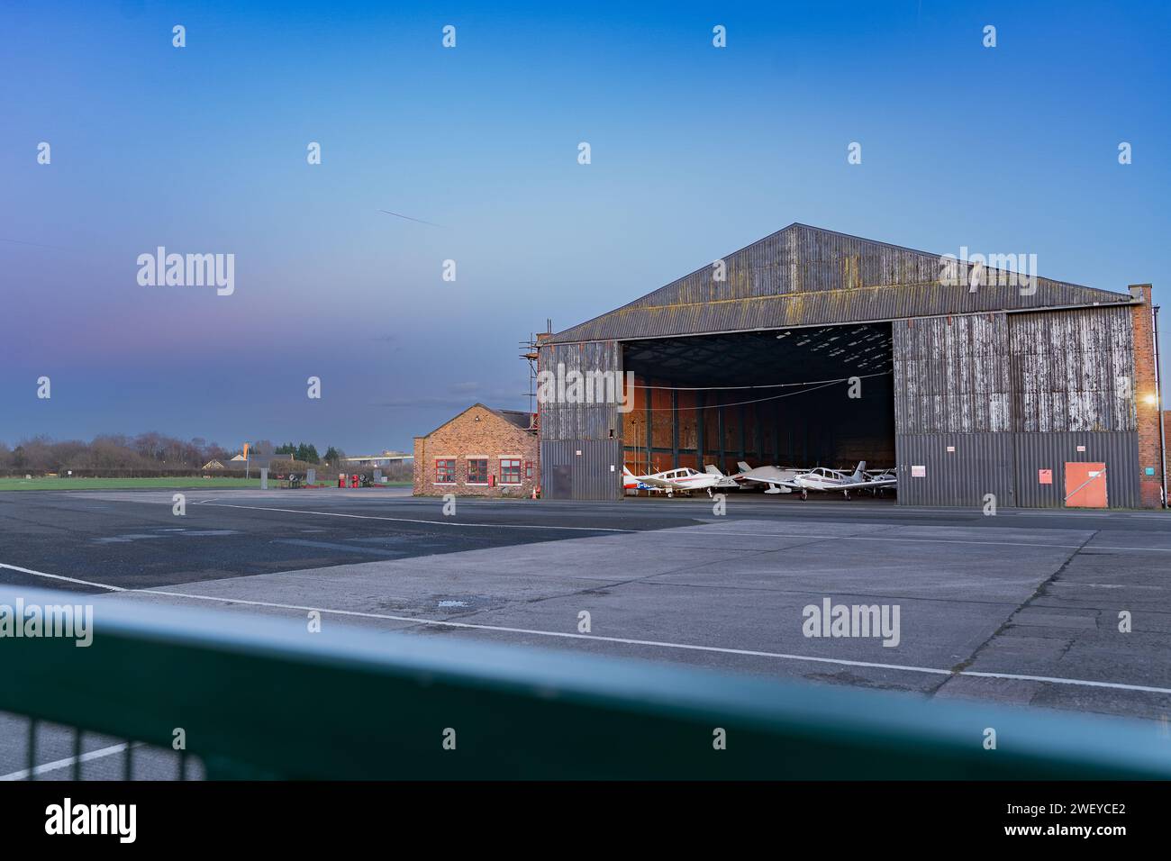 Abenddämmerung am Manchester Barton Aerodrome - City Airport Manchester - in Salford, Greater Manchester Stockfoto