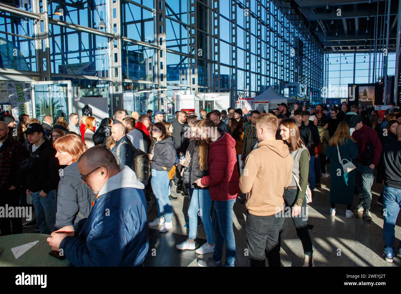 Automobilmesse Erfurt 2024 lockt tausende Besucher an - es gibt viel zu entdecken bei den 130 Ausstellern *** die Automobilmesse Erfurt 2024 zieht Tausende von Besuchern an unter den 130 Ausstellern xRMx gibt es viel zu entdecken Stockfoto