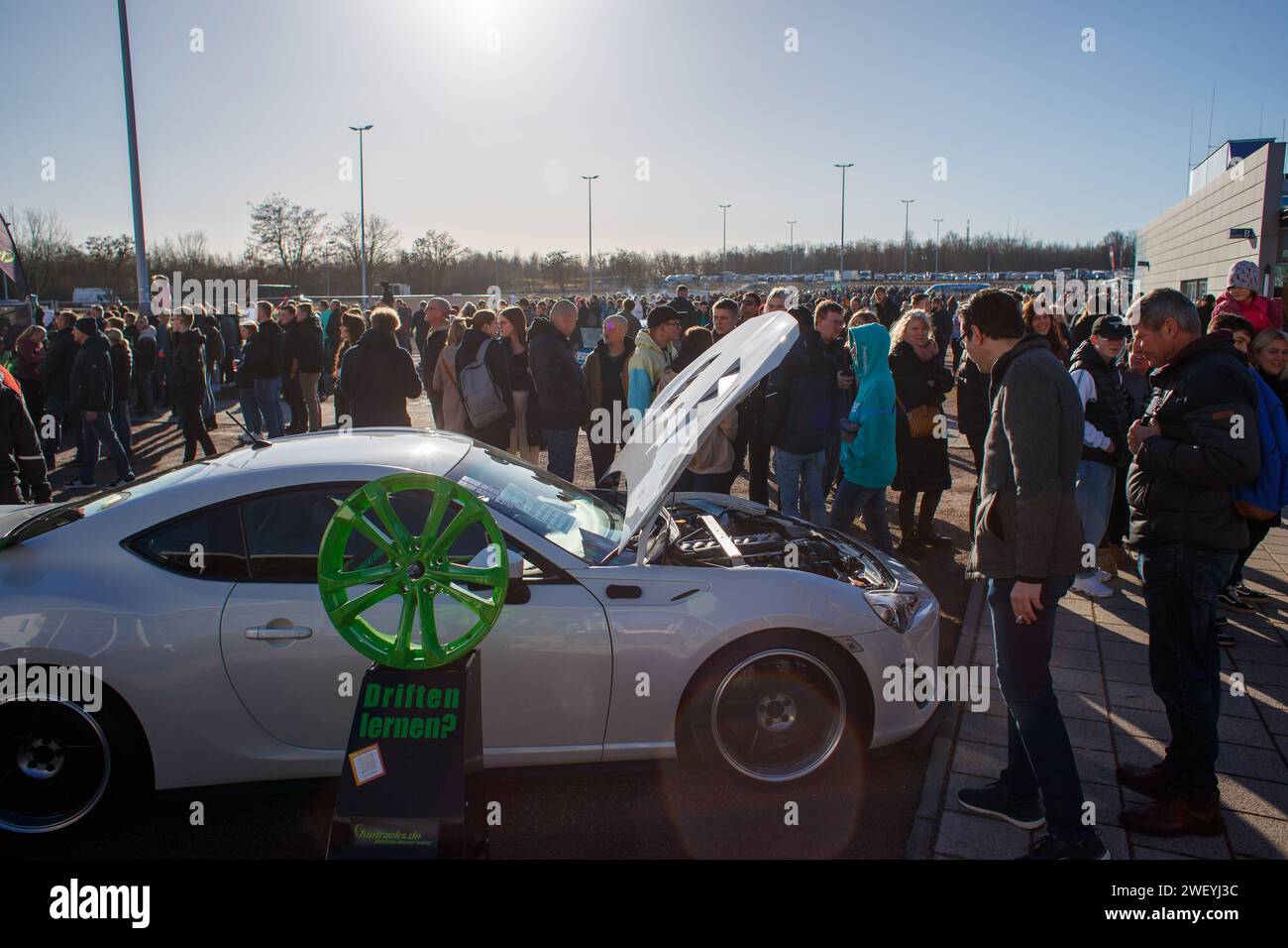 Automobilmesse Erfurt 2024 lockt tausende Besucher an - es gibt viel zu entdecken bei den 130 Ausstellern *** die Automobilmesse Erfurt 2024 zieht Tausende von Besuchern an unter den 130 Ausstellern xRMx gibt es viel zu entdecken Stockfoto