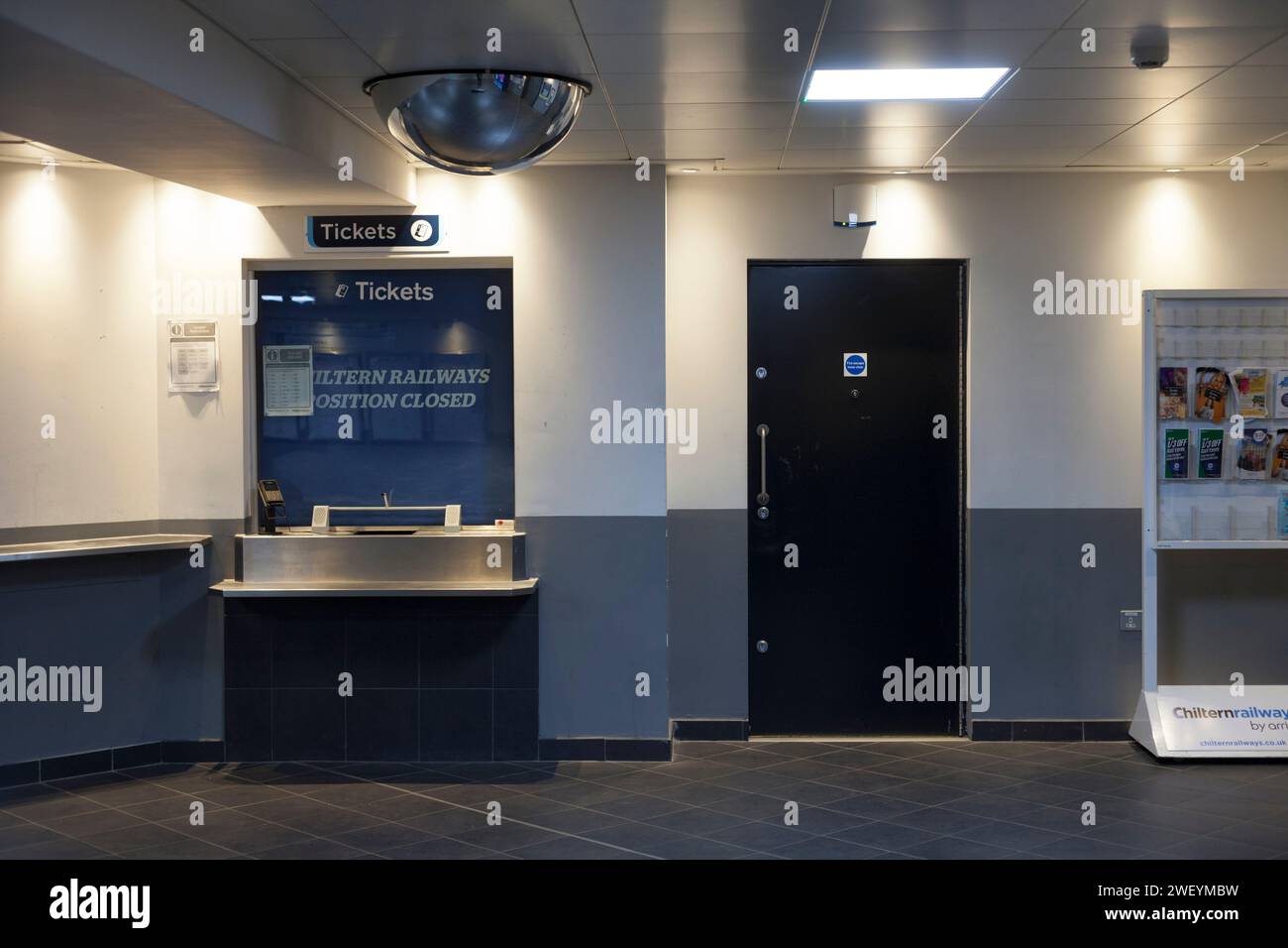 Ticketschalter des Bahnhofs Banbury mit geschlossenen Rollläden. Stockfoto