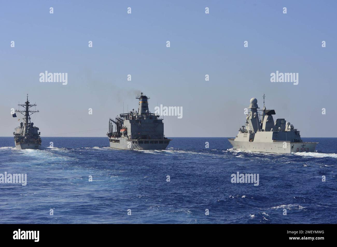 Andrea Doria (D 553) nähert sich der USNS Leroy Grumman (T-AO-195) zur Auffüllung 131026 Stockfoto