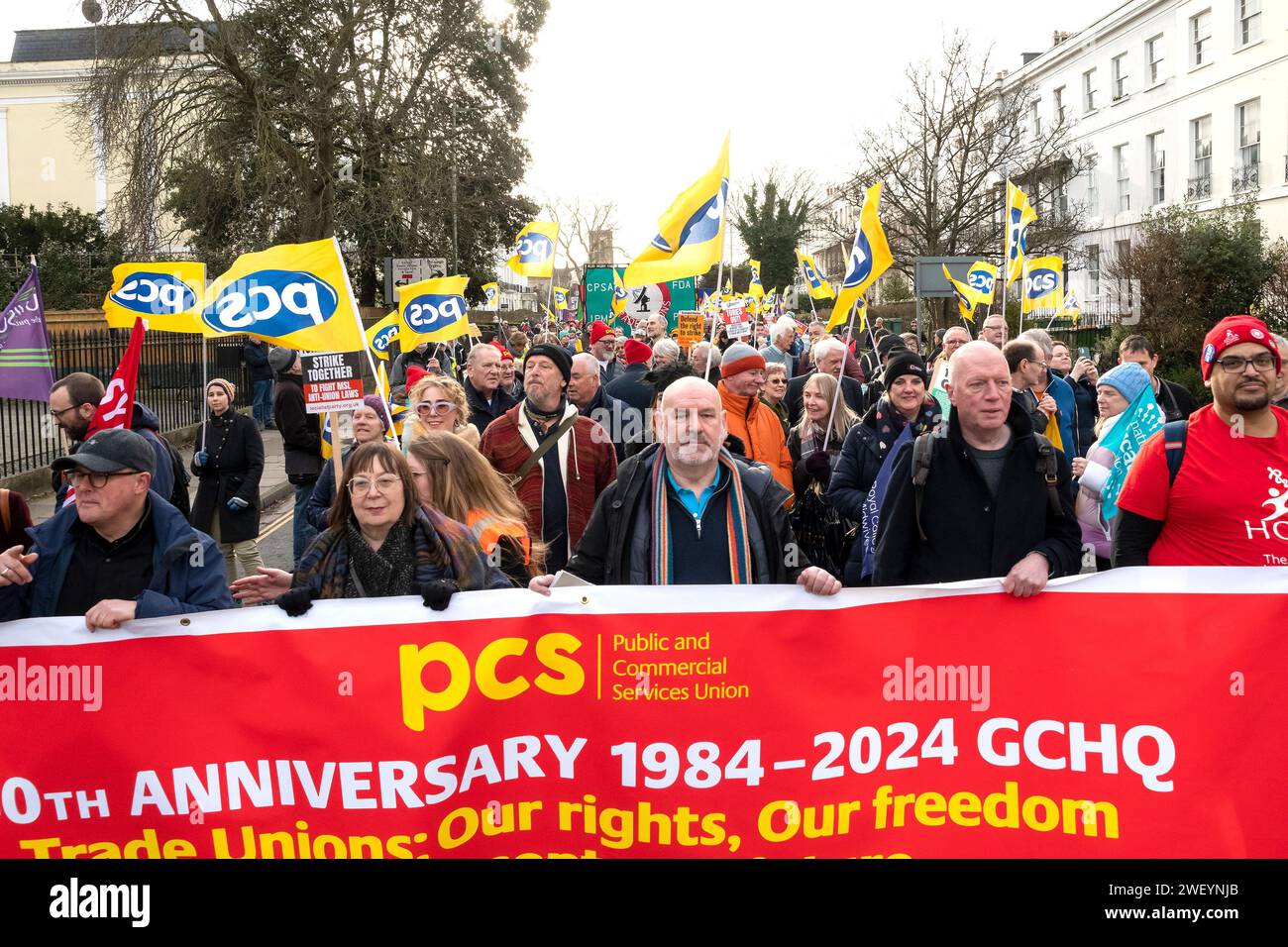 Cheltenham, Großbritannien. Januar 2024. Schutz des Rechts auf Streik: nationalmarsch und -Kundgebung. Sie bilden sich in den Montpellier Gardens und marschieren durch das Stadtzentrum von Cheltenham zum Pittville Park. PCS 40. Jahrestag 1984 - 2024 GCHQ-Banner an der Spitze des Protect the Right to Strike marsch durch Cheltenham. Quelle: Stephen Bell/Alamy Stockfoto