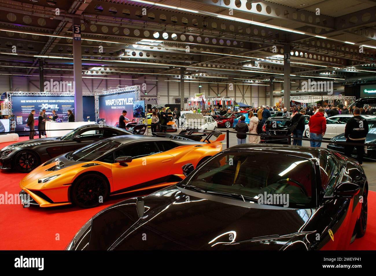 Automobilmesse Erfurt 2024 lockt tausende Besucher an - es gibt viel zu entdecken bei den 130 Ausstellern *** die Automobilmesse Erfurt 2024 zieht Tausende von Besuchern an unter den 130 Ausstellern xRMx gibt es viel zu entdecken Stockfoto