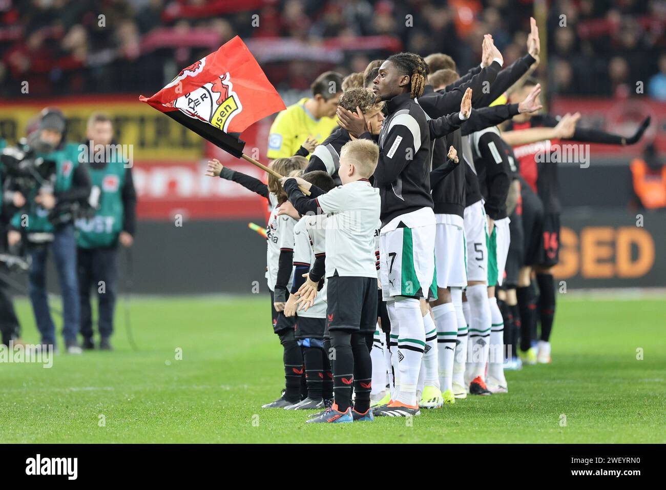 27.01.2024, BayArena, Leverkusen, DE, 1.FBL. Bayer 04 Leverkusen vs. Borussia Mönchengladbach, im Bild Aufstellung der Mannschaften Foto © nordphoto GmbH/Meuter DFL-Vorschriften verbieten die Verwendung von Fotografien als Bildsequenzen und/oder Quasi-Video. Stockfoto