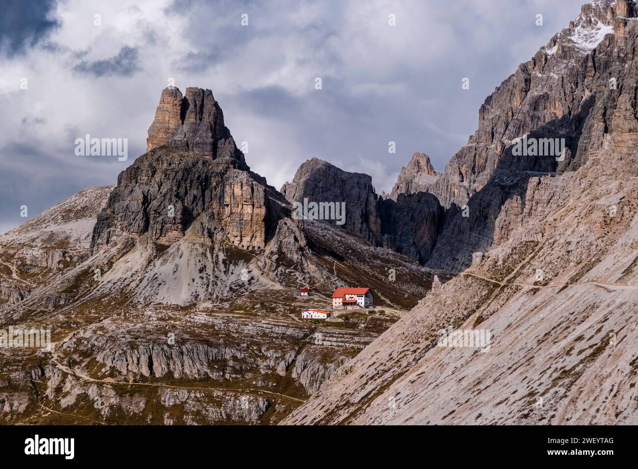 Die Dreizinnenhütte, das Rifugio Locatelli und eine kleine Kapelle am Fuße der Felsformation Sextener Stein, Sasso di Sexten. Cortina d Amp Stockfoto