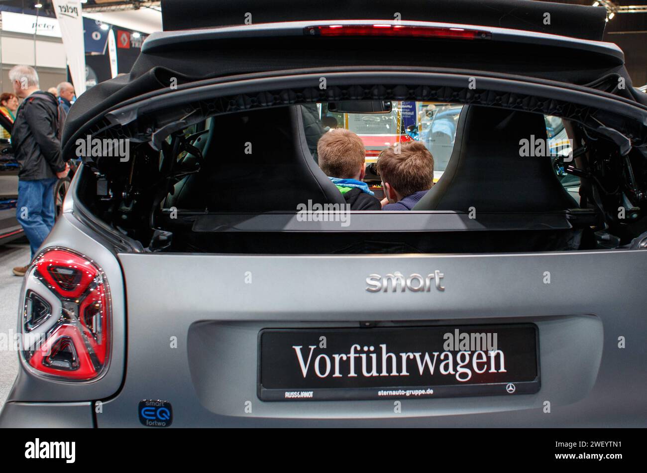 Automobilmesse Erfurt 2024 lockt tausende Besucher an - es gibt viel zu entdecken bei den 130 Ausstellern, auch für die Kleinen *** die Automobilmesse Erfurt 2024 lockt tausende Besucher an unter den 130 Ausstellern gibt es viel zu entdecken, auch für die Kleinen xRMx Stockfoto