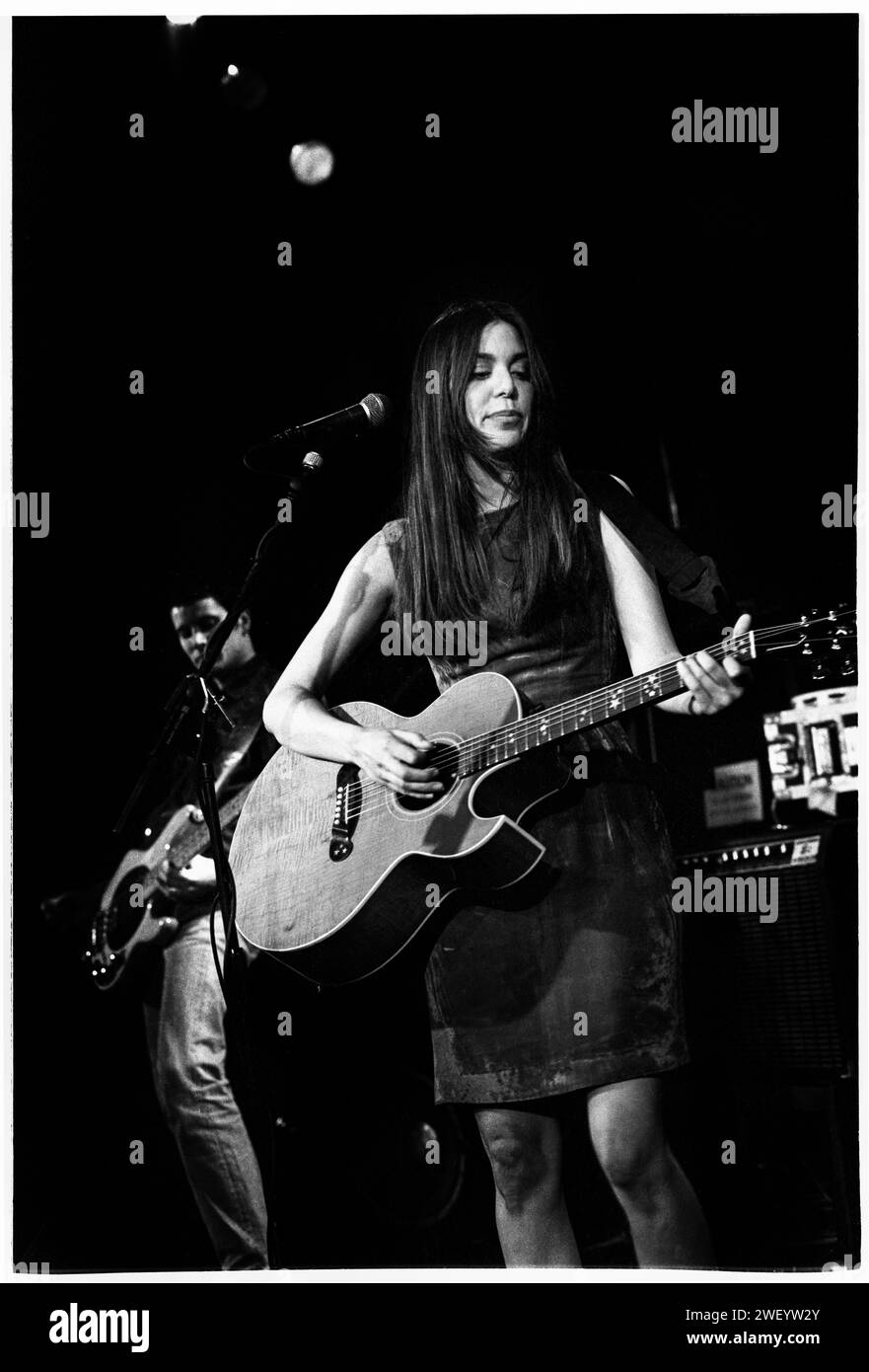 Julie Daniels von der britischen Indie-Band Star 69 spielte am 29. September 1995 am Cardiff University Terminal in Cardiff, Wales. Der weltberühmte Produzent Warren Huart ist auf diesem Bild an der Bassgitarre. Foto: Rob Watkins. INFO: Star 69 war eine englische Alternative-Rock-Band unter der Leitung von Julie Daniels, die Ende der 1990er-Jahre ein Album und eine Reihe von EPS veröffentlichte und außerdem „You Are Here“ für den Soundtrack zum Film Trojan war aus dem Jahr 1997 zur Verfügung stellte. Stockfoto