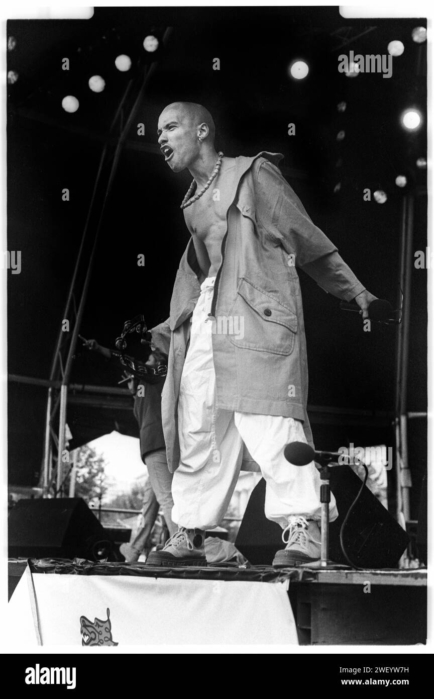 Rohan Heath Rapper mit Urban Cookie Collective beim Cardiff Big Weekend Festival in Cardiff, Wales am 12. August 1995. Foto: Rob Watkins. INFO: Urban Cookie Collective, eine britische Dance-Pop-Gruppe, die in den 90er Jahren gegründet wurde, erlangte mit Hits wie The Key, The Secret Bekanntheit. Mit Sänger Diane Charlemagne wurde ihr einfallsreicher und fröhlicher Sound zum Wahrzeichen der Eurodance-Ära Stockfoto