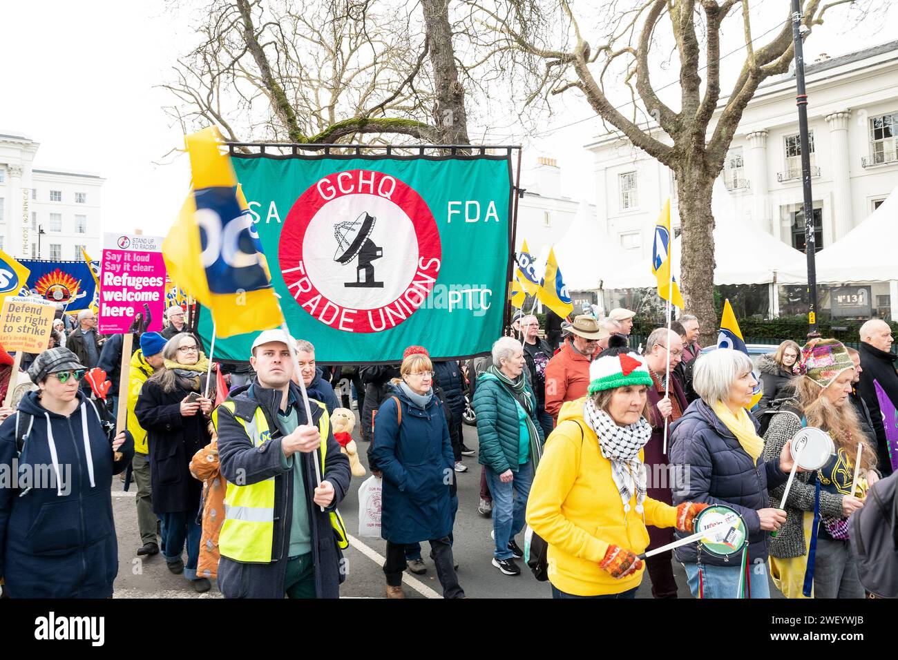 Cheltenham, Großbritannien. Januar 2024. Schutz des Rechts auf Streik: nationalmarsch und -Kundgebung. Sie bilden sich in den Montpellier Gardens und marschieren durch das Stadtzentrum von Cheltenham zum Pittville Park. GCHQ-Gewerkschaftsbanner am märz. Quelle: Stephen Bell/Alamy Stockfoto