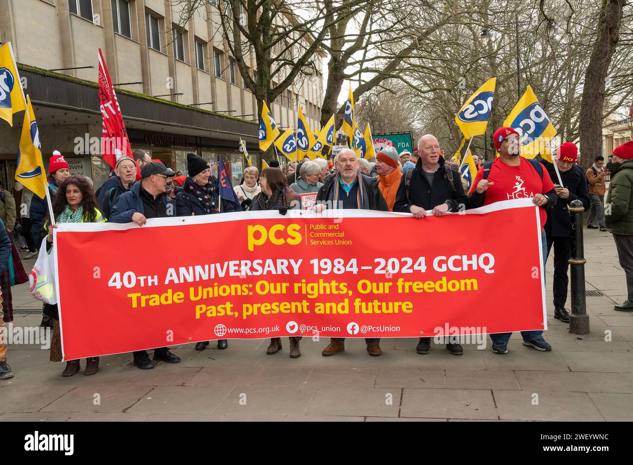 Cheltenham, Großbritannien. Januar 2024. Schutz des Rechts auf Streik: nationalmarsch und -Kundgebung. Sie bilden sich in den Montpellier Gardens und marschieren durch das Stadtzentrum von Cheltenham zum Pittville Park. PCS 40. Jahrestag 1984 - 2024 GCHQ-Banner, das den „Protect the Right to Strike“-marsch anführt. Quelle: Stephen Bell/Alamy Stockfoto