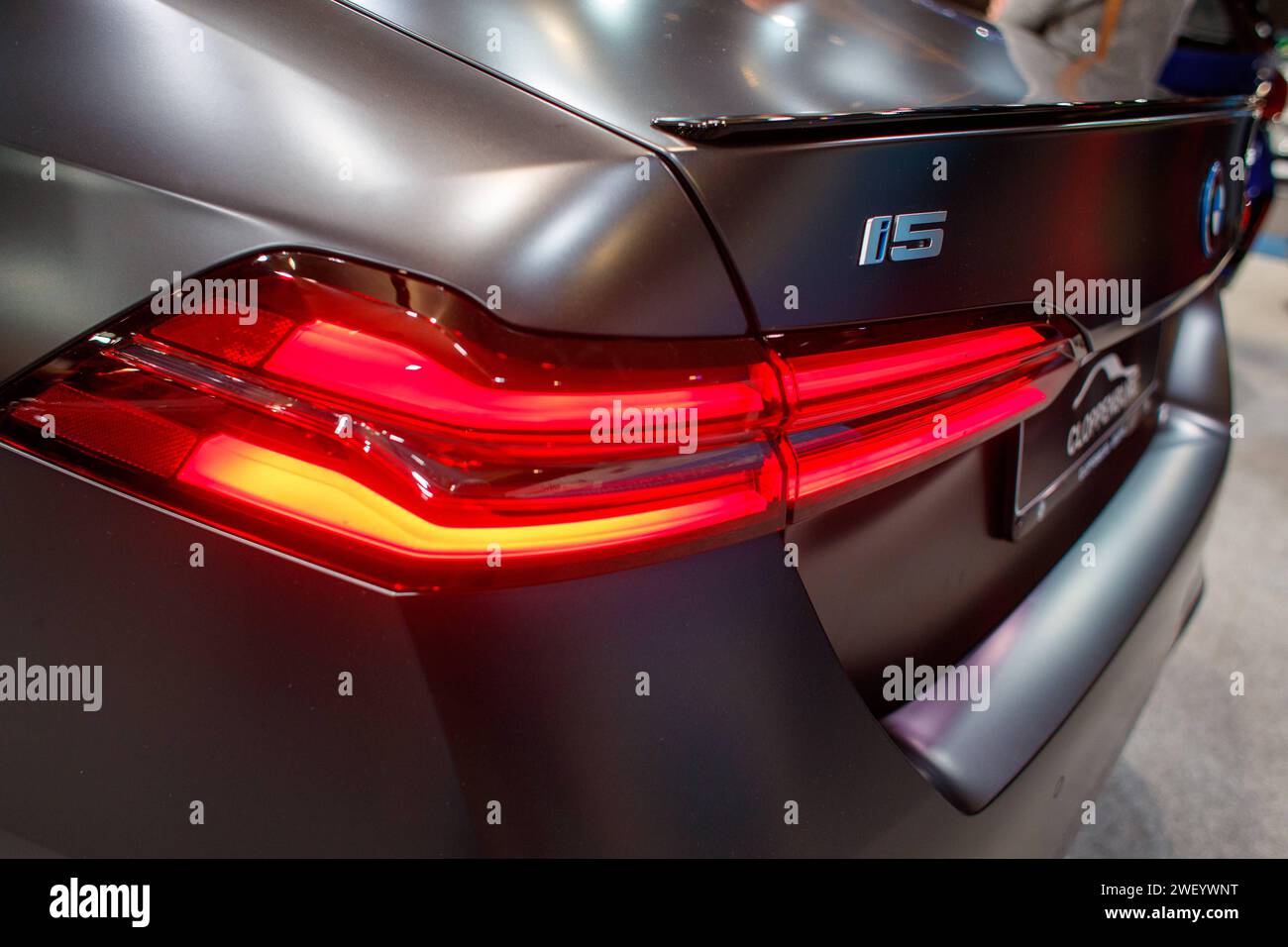 Automobilmesse Erfurt 2024 lockt tausende Besucher an - Rücklicht des BMW i5 - es gibt viel zu entdecken bei den 130 Ausstellern *** die Automobilmesse Erfurt 2024 lockt tausende Besucher an das Rücklicht des BMW i5 unter den 130 Ausstellern xRMx gibt es viel zu entdecken Stockfoto