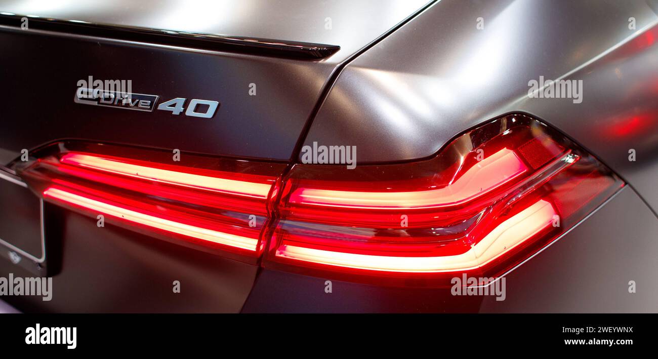Automobilmesse Erfurt 2024 lockt tausende Besucher an - Rücklicht des BMW eDrive 40 - es gibt viel zu entdecken bei den 130 Aussteller *** die Motorshow Erfurt 2024 zieht Tausende von Besuchern an das Rücklicht des BMW eDrive 40 unter den 130 xRMx-Ausstellern gibt es viel zu entdecken Stockfoto
