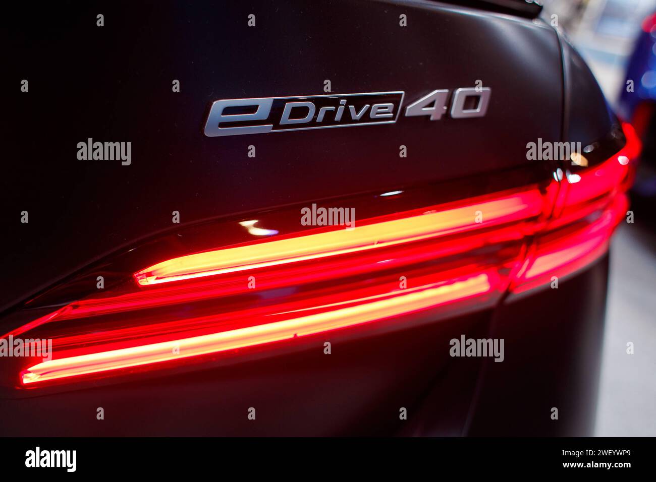 Automobilmesse Erfurt 2024 lockt tausende Besucher an - Rücklicht des BMW eDrive 40 - es gibt viel zu entdecken bei den 130 Aussteller *** die Motorshow Erfurt 2024 zieht Tausende von Besuchern an das Rücklicht des BMW eDrive 40 unter den 130 xRMx-Ausstellern gibt es viel zu entdecken Stockfoto