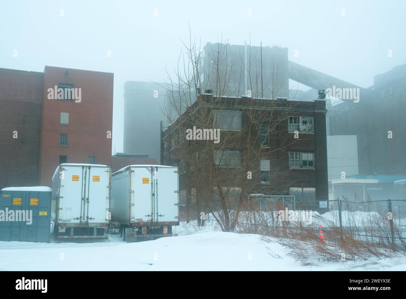 Verlassene Industriegebäude in Silo City an einem nebeligen Wintertag in Buffalo, New York Stockfoto