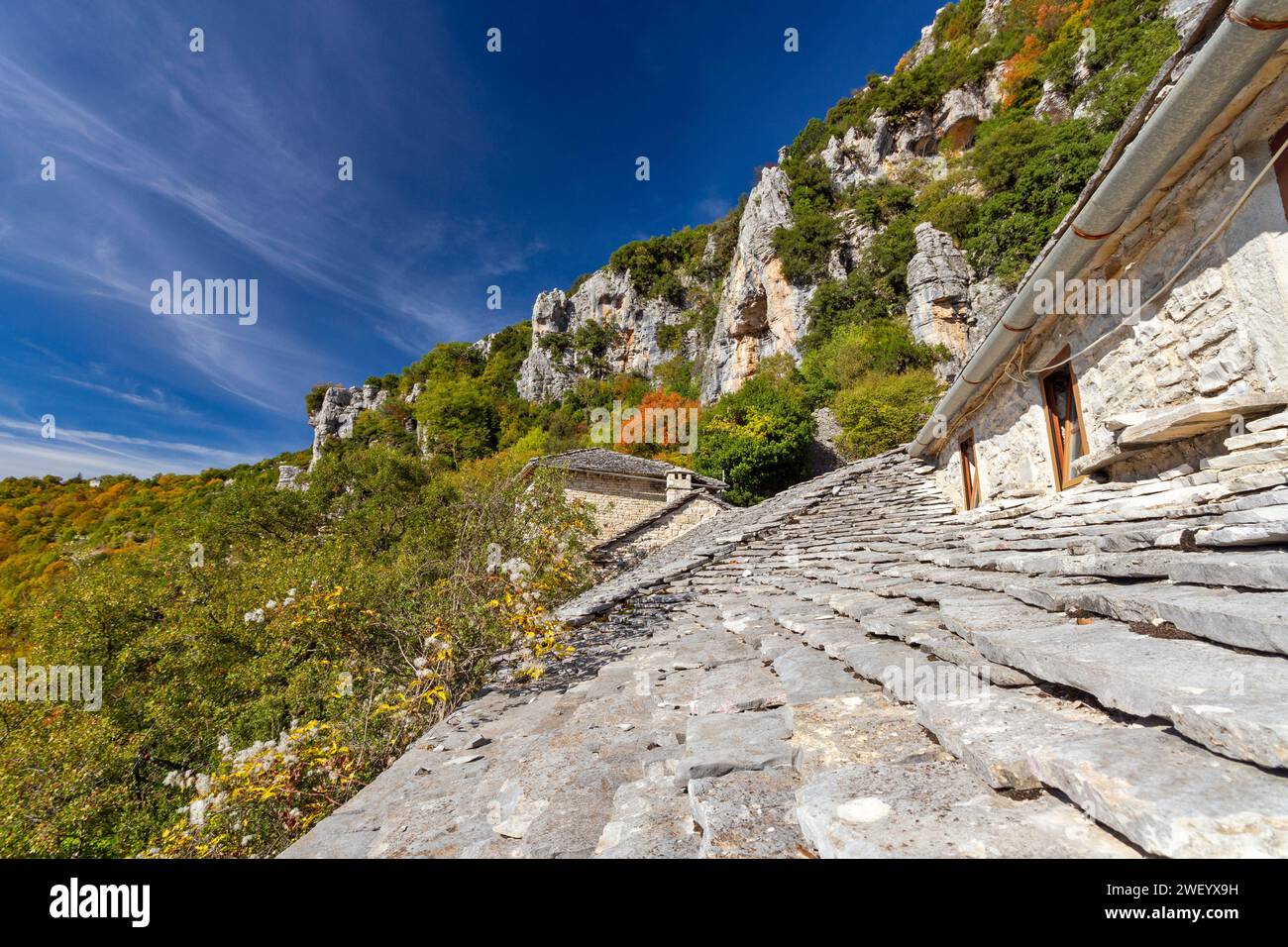 Schieferdach des Klosters Agia Paraskevi und die Berge von Zagori bei Vikos, in der Bergregion Epirus, im Norden Griechenlands, Europa. Stockfoto