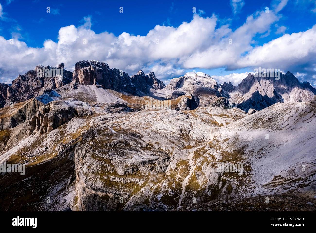 Die Gipfel von Croda dei Rondoi, Birkenkofel und Haunold von links im Nationalpark Tre Cime, vom Gipfel des Sasso di Sexten aus gesehen. Cortina d Ampezz Stockfoto