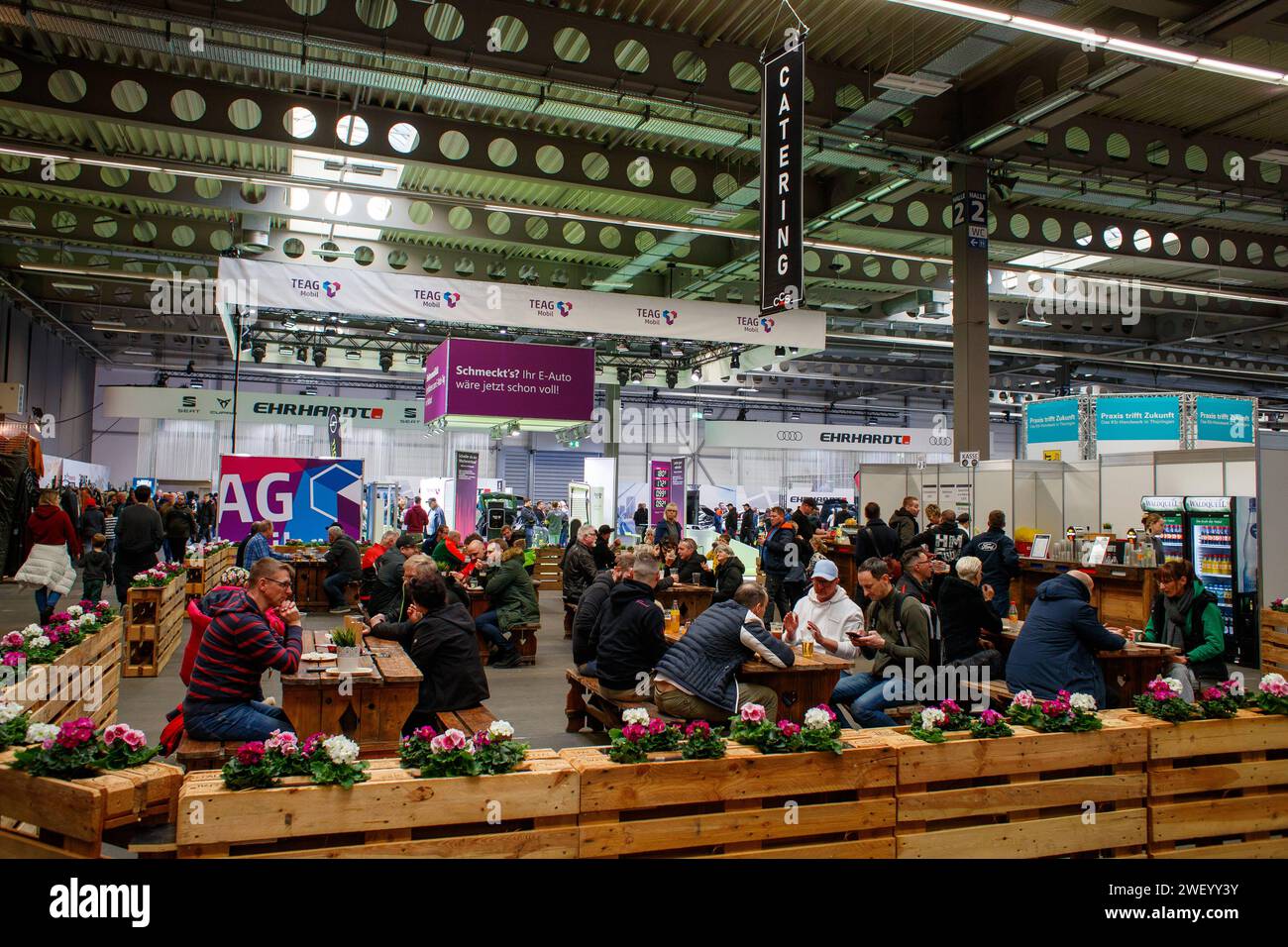 Automobilmesse Erfurt 2024 lockt tausende Besucher an - es gibt viel zu entdecken bei den 130 Ausstellern *** die Automobilmesse Erfurt 2024 zieht Tausende von Besuchern an unter den 130 Ausstellern xRMx gibt es viel zu entdecken Stockfoto