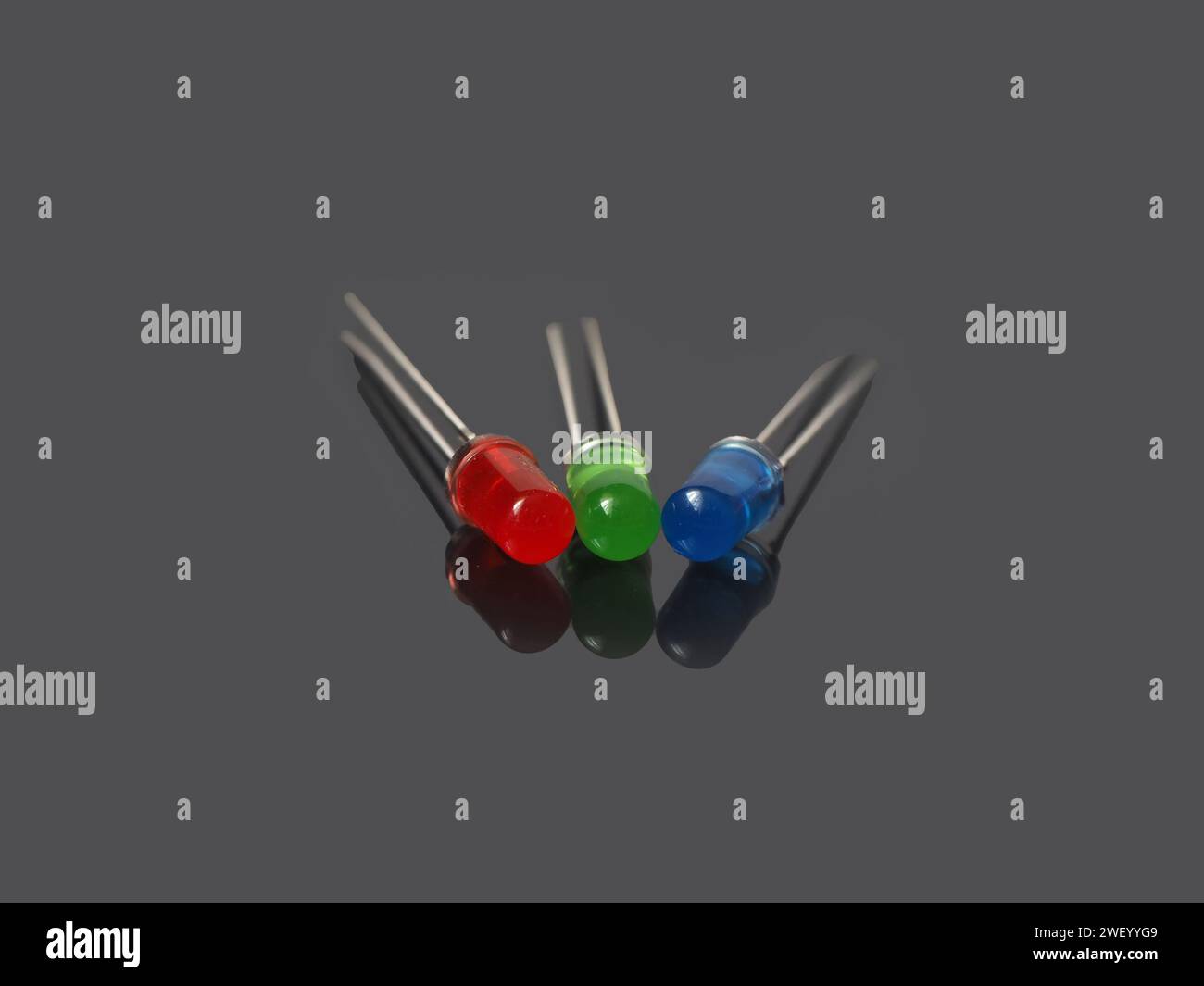 Rote grüne blaue leds. Isolierte rot-grün-blaue leds auf einer weißen. Leuchtdioden. RGB-Farben. 3 Farben des RGB-Systems. Stockfoto