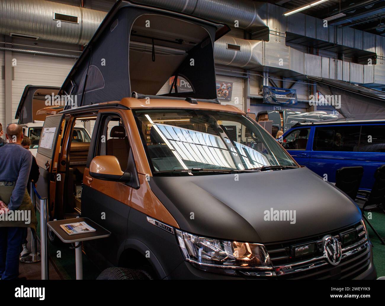 Automobilmesse Erfurt 2024 lockt tausende Besucher an - cooles Design des VW Bully - es gibt viel zu entdecken bei den 130 Ausstellern *** die Automobilmesse Erfurt 2024 zieht tausende Besucher an cooles Design des VW Bully unter den 130 Ausstellern xRMx gibt es viel zu entdecken Stockfoto