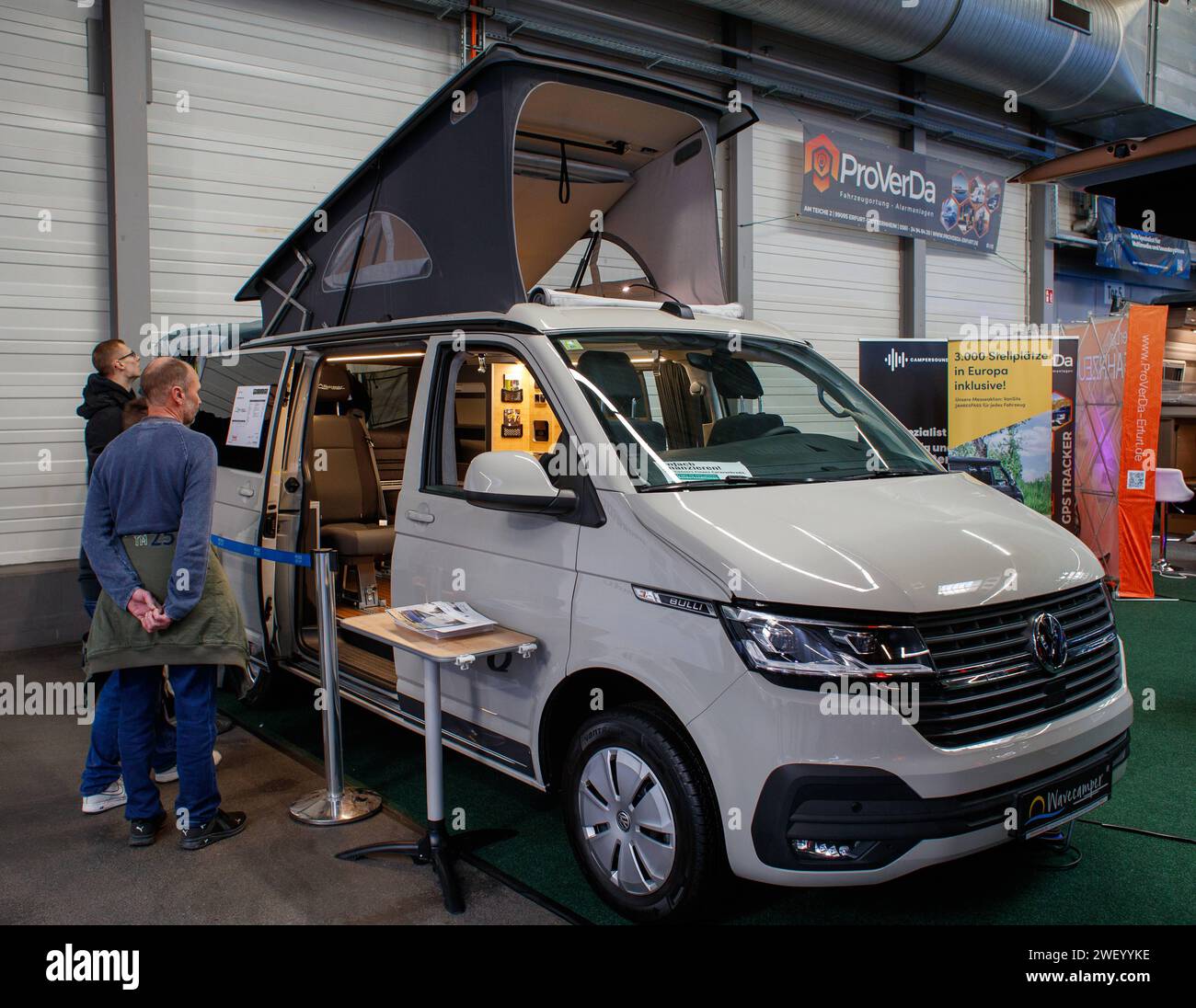 Automobilmesse Erfurt 2024 lockt tausende Besucher an - es gibt viel zu entdecken bei den 130 Ausstellern *** die Automobilmesse Erfurt 2024 zieht Tausende von Besuchern an unter den 130 Ausstellern xRMx gibt es viel zu entdecken Stockfoto