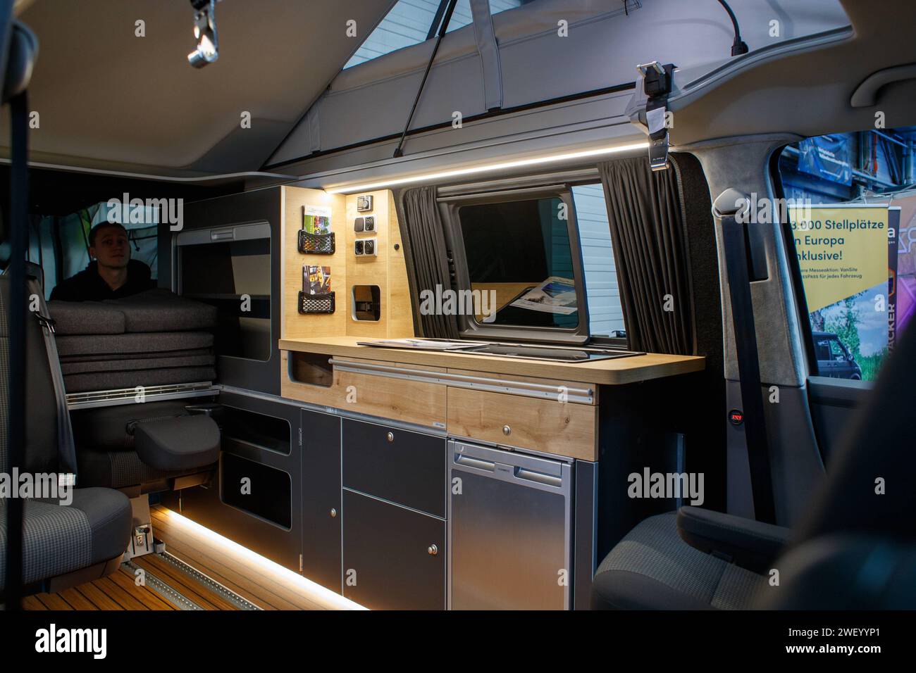 Automobilmesse Erfurt 2024 lockt tausende Besucher an - Innenraum des Caravan - es gibt viel zu entdecken bei den 130 Ausstellern *** die Automobilmesse Erfurt 2024 lockt tausende Besucher ins Innere des Caravans es gibt viel zu entdecken unter den 130 Ausstellern xRMx Stockfoto